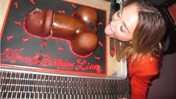 Miley Cyrus y la torta de su novio Miley Cyrus y la torta de su novio