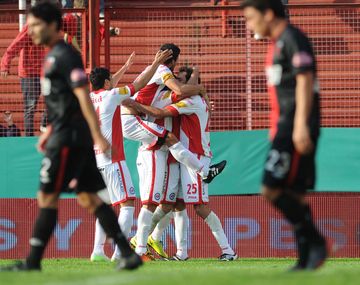 Argentinos fue efectivo y superó a un apático Colón