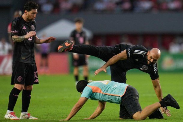 Alerta: un hincha derribó al custodio de Lionel Messi en Panamá