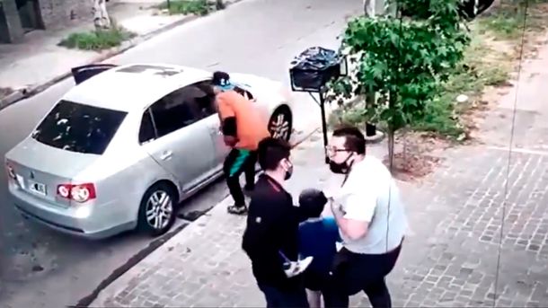 VIDEO: Violento robo a un hombre y su pequeño hijo en Villa Ballester