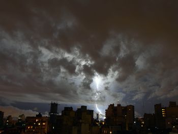 Rige alerta por tormentas y granizo en cinco provincias