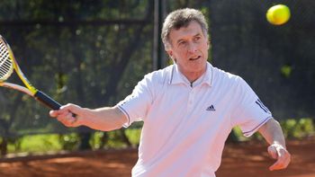 macri se lesiono la espalda jugando al paddle con patricia bullrich macri se lesiono la espalda jugando al paddle con patricia bullrich