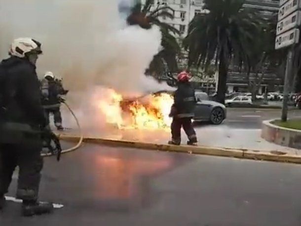 Un BMW se prendió fuego en plena 9 de Julio 