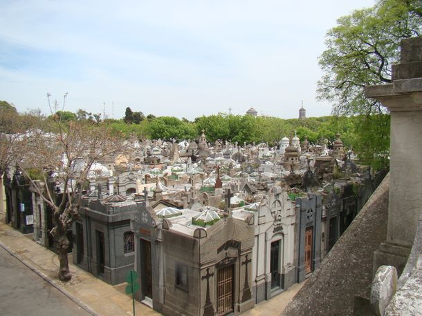 Un hombre intentó violar a una empleada en el baño del cementerio de Chacarita