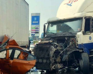 México: se metió con su auto debajo de un camión y se salvó de milagro