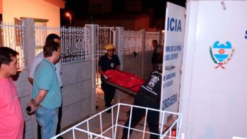 La Policía retira los cuerpos de las víctimas del interior de la casa. Crédito: El Liberal La Policía retira los cuerpos de las víctimas del interior de la casa. Crédito: El Liberal