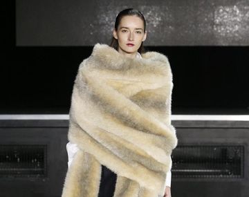 Stephanie Hahn reavivó las pieles en París