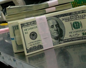 El dólar cayó otros 12 centavos y cerró a 17