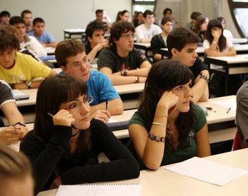 Tres periodistas analizan la economía actual en la USAL