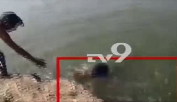 El amigo amaga con darle la mano