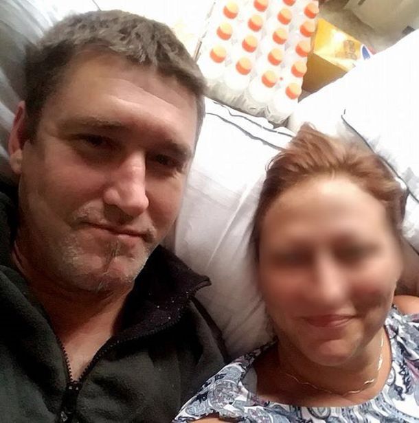 Dos nenes mataron al novio de su mamá cuando intentaba estrangularla