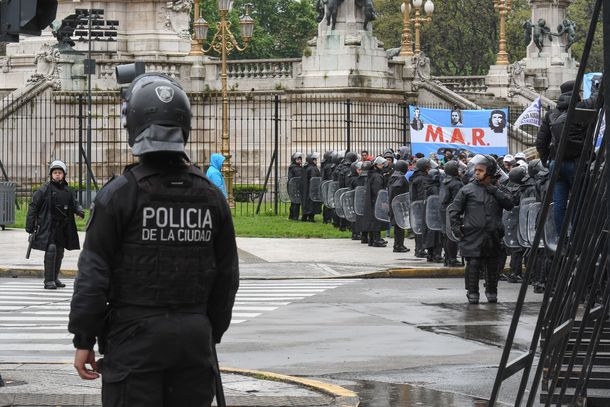 Hay 26 detenidos por los violentos incidentes frente al Congreso mientras se debate el Presupuesto