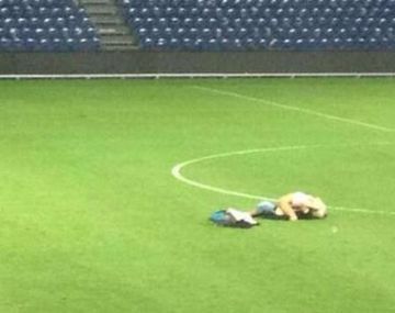 Encuentran a una pareja teniendo sexo en una cancha de fútbol