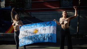 Feministas repudiaron la presencia de Milei en la embajada argentina de España