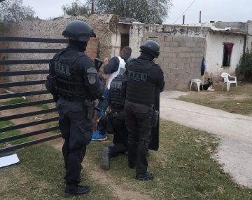 Detuvieron en Córdoba a un hombre que mantuvo a una familia como rehén