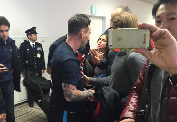 Messi a las trompadas con hinchas de River en Japón
