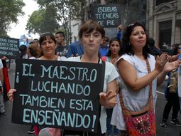Los maestros le dedicaron un tema a Macri en la masiva marcha Los maestros le dedicaron un tema a Macri en la masiva marcha