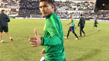 Teófilo Gutiérrez llegando al banco de suplentes de Rosario Central Teófilo Gutiérrez llegando al banco de suplentes de Rosario Central
