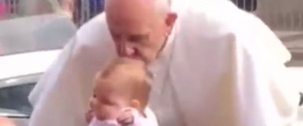 Una beba con cáncer comenzó a mejorar después de ser besada por el Papa