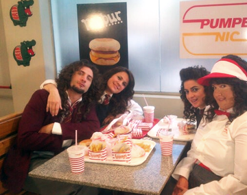 Los Graduados volvieron al pasado y comieron en Pumper Nic