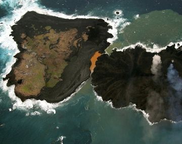 Crece la isla japonesa surgida tras una erupción volcánica