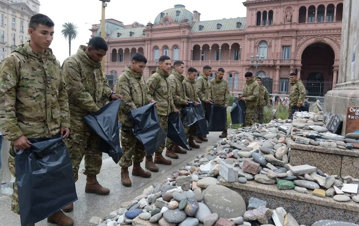 Retiraron las piedras de Plaza de Mayo.