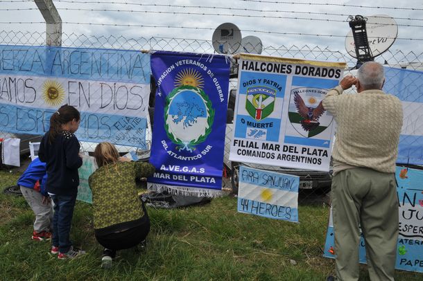 Familiares de los tripulantes del submarino ARA San Juan pusieron carteles en las inmediaciones de la Base Naval de Mar del Plata.