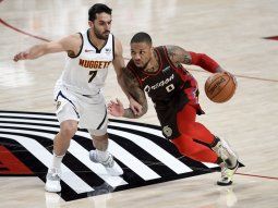 Campazzo marcando a Damian Lillard, uno de los goleadores que USA llevaría a Tokio