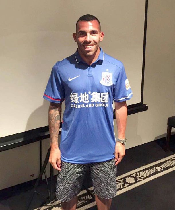 Carlos Tevez con la camiseta de Shanghai Greenland Shenhua&nbsp;de China