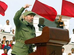 Fidel Castro en 2003 dando un encendido discurso Fidel Castro en 2003 dando un encendido discurso