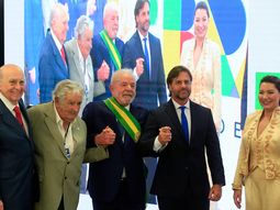 De izquierda a derecha: el ex presidente Julio María Sanguinetti, el ex presidente José Mujica, el flamante presidente brasileño Lula Da Silva y el actual presidente Luis Lacalle Pou. De izquierda a derecha: el ex presidente Julio María Sanguinetti, el ex presidente José Mujica, el flamante presidente brasileño Lula Da Silva y el actual presidente Luis Lacalle Pou.