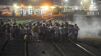 vecinos de la villa 31 levantaron el corte en las vias del ferrocarril san martin vecinos de la villa 31 levantaron el corte en las vias del ferrocarril san martin