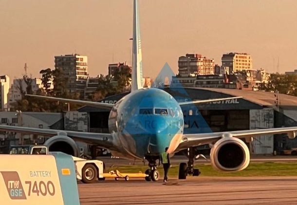 Susto en un avión de Aerolíneas Argentinas: se desprendió un neumático en pleno aterrizaje