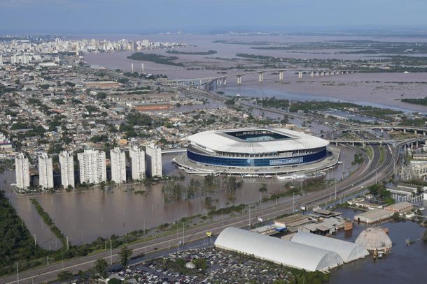 El Gremio Arena y sus alrededores inundados tras las fuertes lluvias en Porto Alegre.