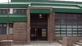 amonestaron a su hijo y fue a golpear a la directora amonestaron a su hijo y fue a golpear a la directora