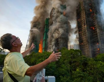 Impresionante incendio de tres edificios en Hong Kong dejó al menos cuatro muertos