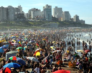 Los turistas disfrutaron a pleno en las playas de la Costa