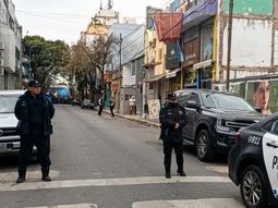 tension en una sinagoga flores: un rabino y 30 fieles atrincherados tension en una sinagoga flores: un rabino y 30 fieles atrincherados