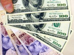 el dolar subio dos centavos, cerro a 14,38 pesos y el blue sigue por debajo el dolar subio dos centavos, cerro a 14,38 pesos y el blue sigue por debajo