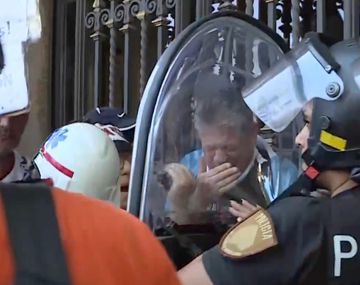 Tensión en el Congreso: golpes y empujones contra jubilados