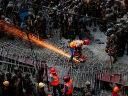 tragedia en la india: al menos 200 personas atrapadas por el derrumbe de un puente tragedia en la india: al menos 200 personas atrapadas por el derrumbe de un puente