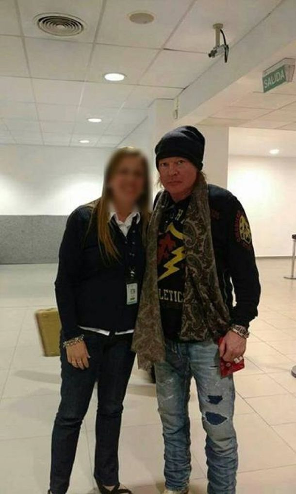 Axl Rose con una fanática al llegar a Rosario