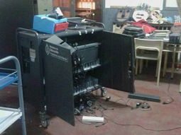 Una escuela de La Plata fue asaltada por delincuentes que destrozaron el edificio y se llevaron hasta la vianda de los nenes.