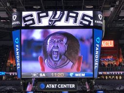 Manu Ginóbili en el cabello de un fanático Manu Ginóbili en el cabello de un fanático