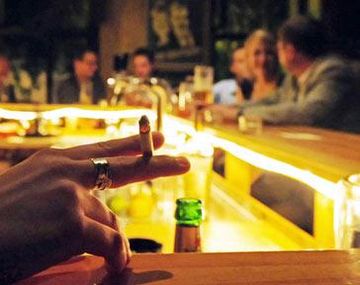 Bar fumando