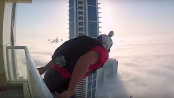 valentia extrema: salto desde un rascacielos cubierto de nubes valentia extrema: salto desde un rascacielos cubierto de nubes