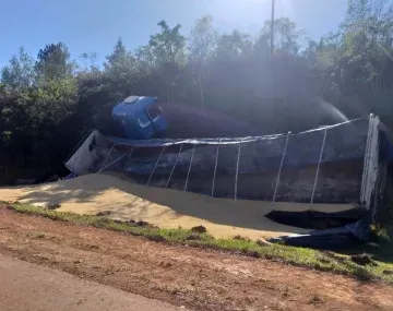 Impresionante choque frontal entre un auto y un camión cargado con maíz