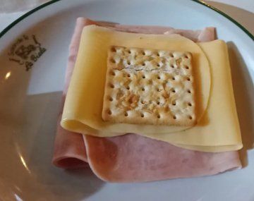 Pidió una galletita de agua con jamón y queso y le cobraron una fortuna: Un robo