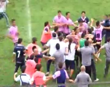 Escándalo: Acassuso y Fénix terminaron a las piñas