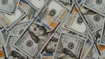 El dólar mostró una leve baja, pero sigue cerca de los 40 pesos, según datos del Banco Central del Uruguay. El dólar mostró una leve baja, pero sigue cerca de los 40 pesos, según datos del Banco Central del Uruguay.